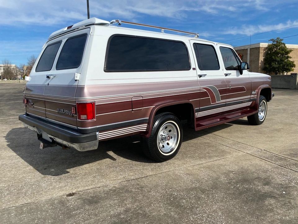 1990 GMC Suburban 7th Gen - Image 7 of 31