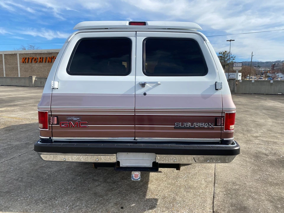 1990 GMC Suburban 7th Gen - Image 9 of 31