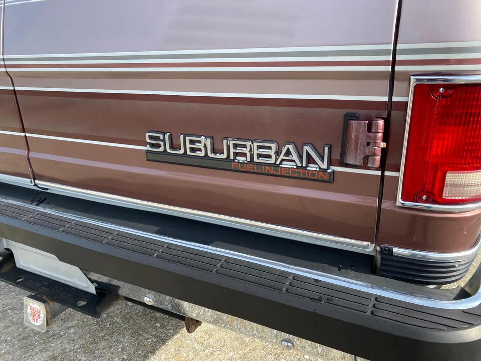 1990 GMC Suburban 7th Gen - Image 30 of 31
