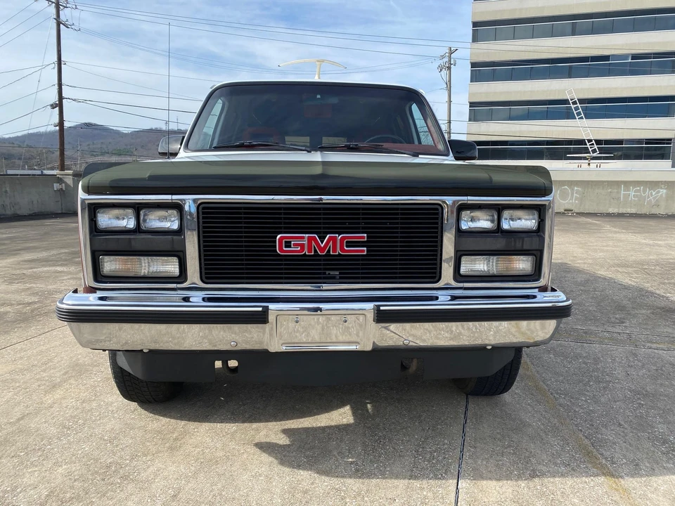 1990 GMC Suburban 7th Gen - Image 4 of 31