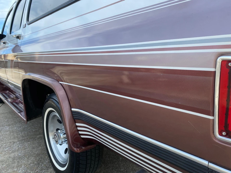 1990 GMC Suburban 7th Gen - Image 19 of 31