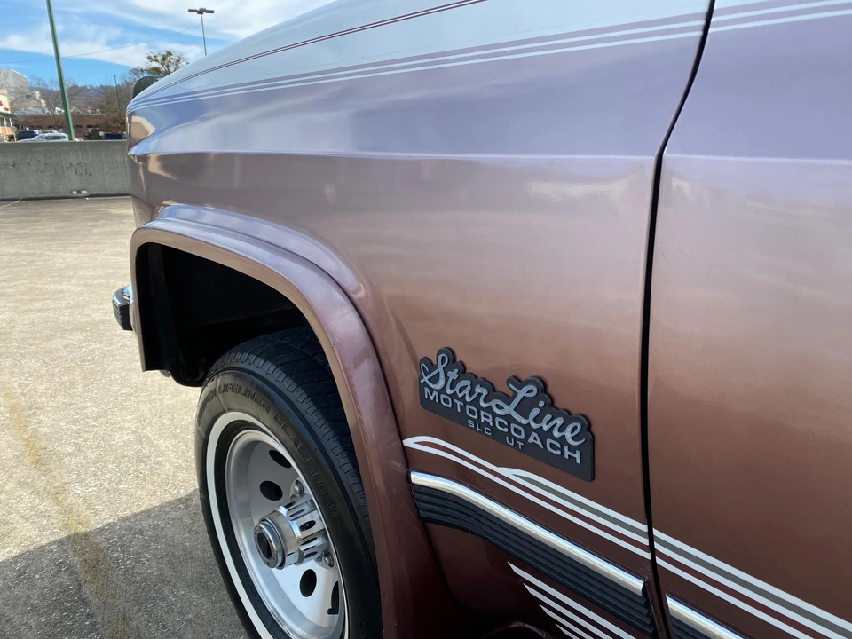1990 GMC Suburban 7th Gen - Image 16 of 31