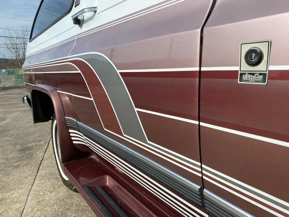 1990 GMC Suburban 7th Gen - Image 13 of 31