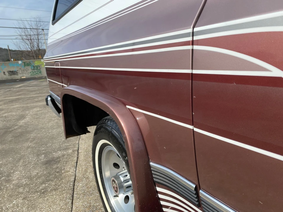 1990 GMC Suburban 7th Gen - Image 12 of 31