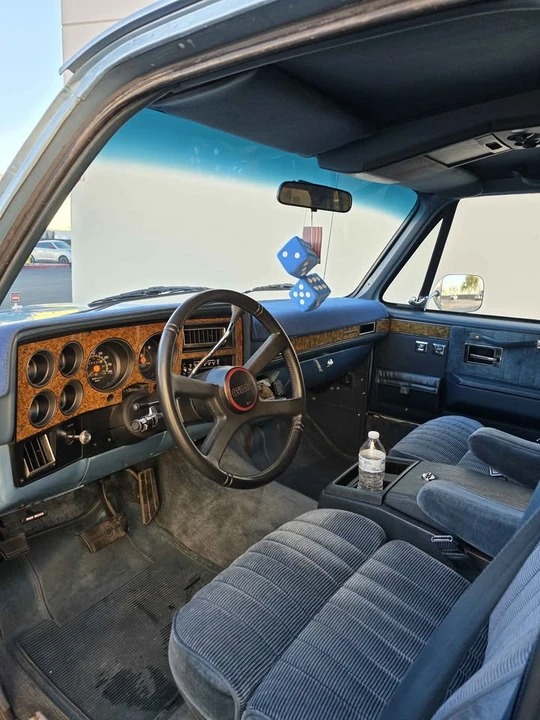 1990 GMC Suburban 7th Gen - Image 10 of 20