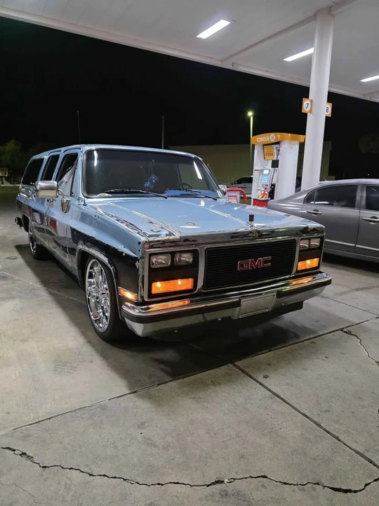 1990 GMC Suburban 7th Gen - Image 5 of 20