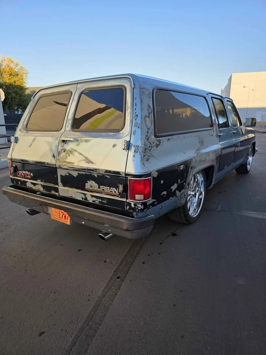 1990 GMC Suburban 7th Gen - Image 13 of 20