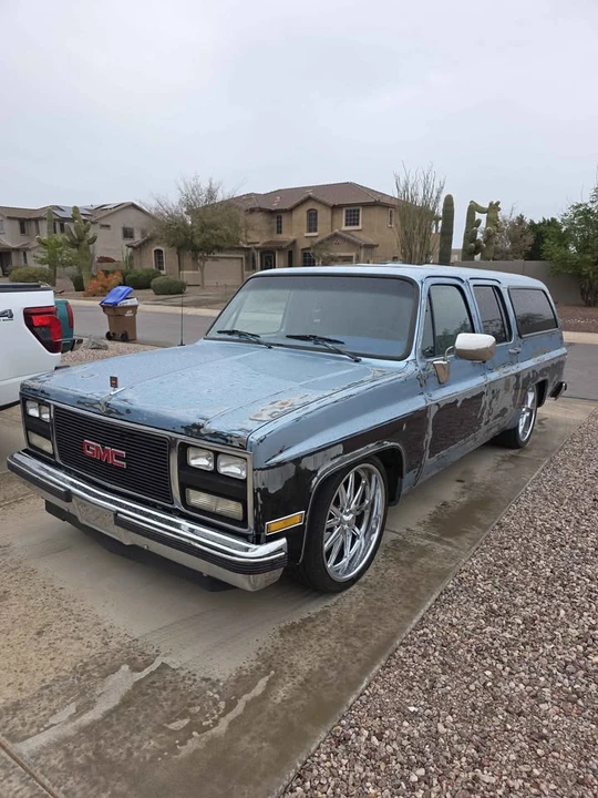 1990 GMC Suburban 7th Gen - Image 2 of 20