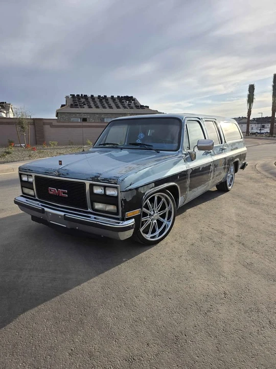 1990 GMC Suburban 7th Gen - Image 3 of 20