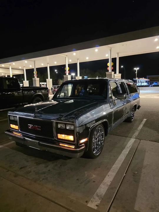 1990 GMC Suburban 7th Gen - Image 9 of 20