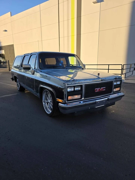 1990 GMC Suburban 7th Gen - Image 12 of 20