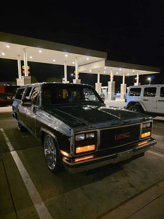 1990 GMC Suburban 7th Gen - Image 8 of 20