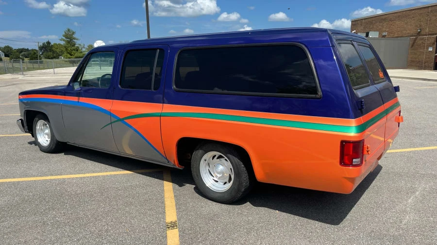 1990 GMC Suburban 7th Gen - Image 2 of 13