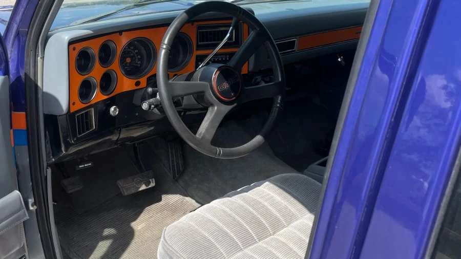 1990 GMC Suburban 7th Gen - Image 3 of 13