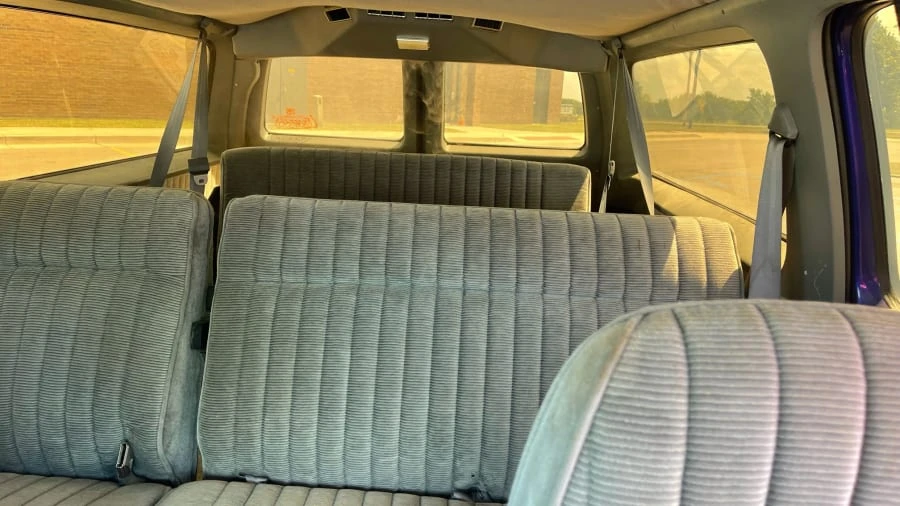 1990 GMC Suburban 7th Gen - Image 6 of 13