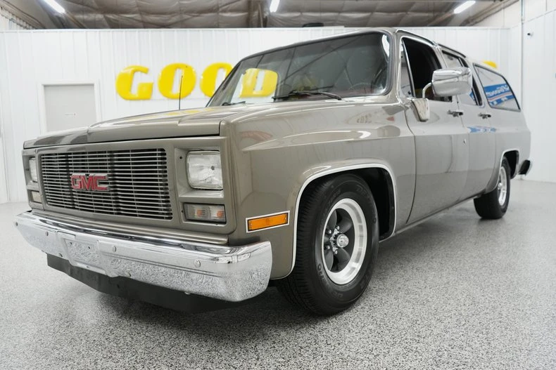 1990 GMC Suburban 7th Gen - Image 3 of 31