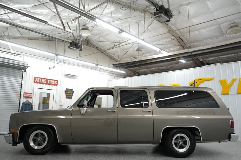 1990 GMC Suburban 7th Gen - Image 7 of 31