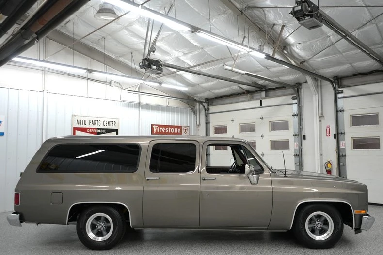 1990 GMC Suburban 7th Gen - Image 18 of 31