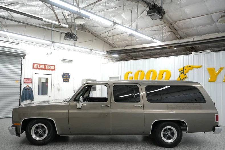 1990 GMC Suburban 7th Gen - Image 6 of 31
