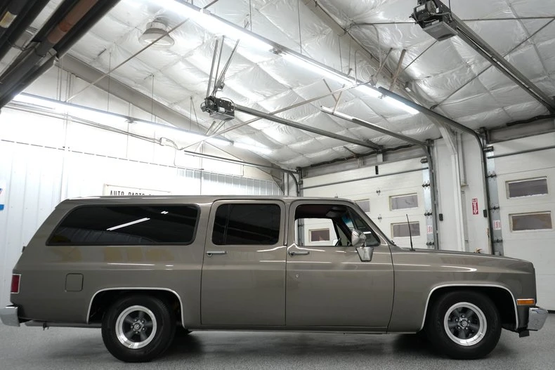 1990 GMC Suburban 7th Gen - Image 19 of 31