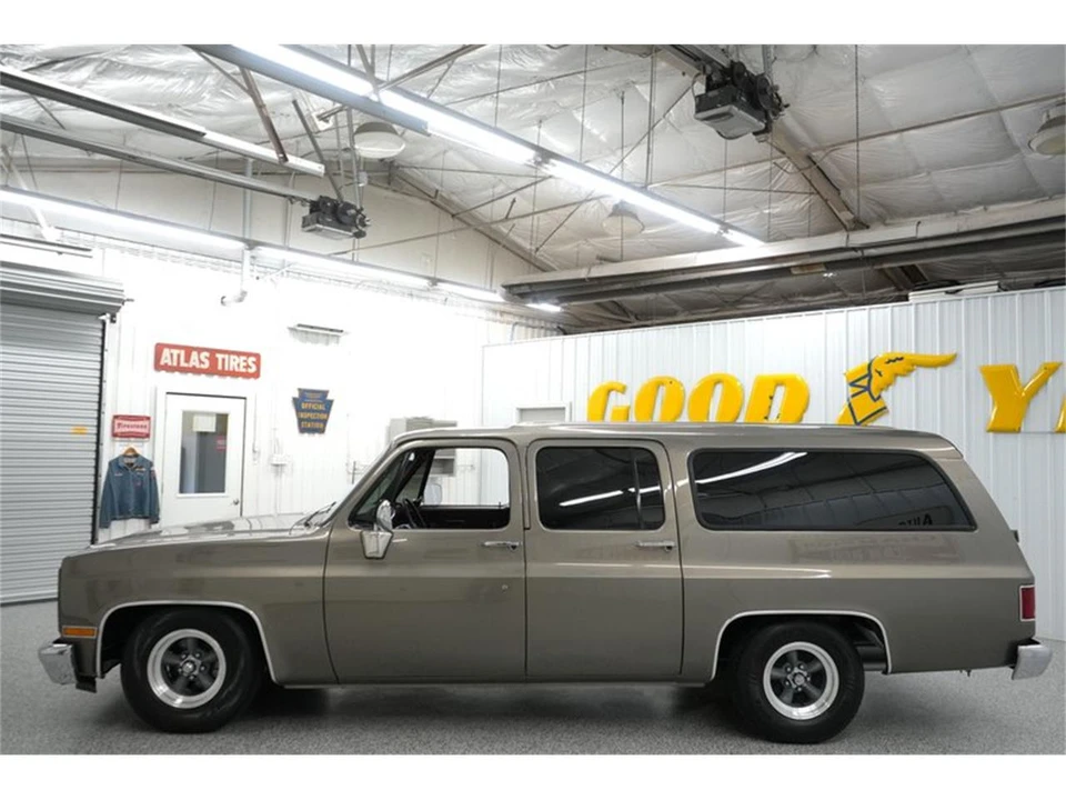 1990 GMC Suburban 7th Gen - Image 5 of 31