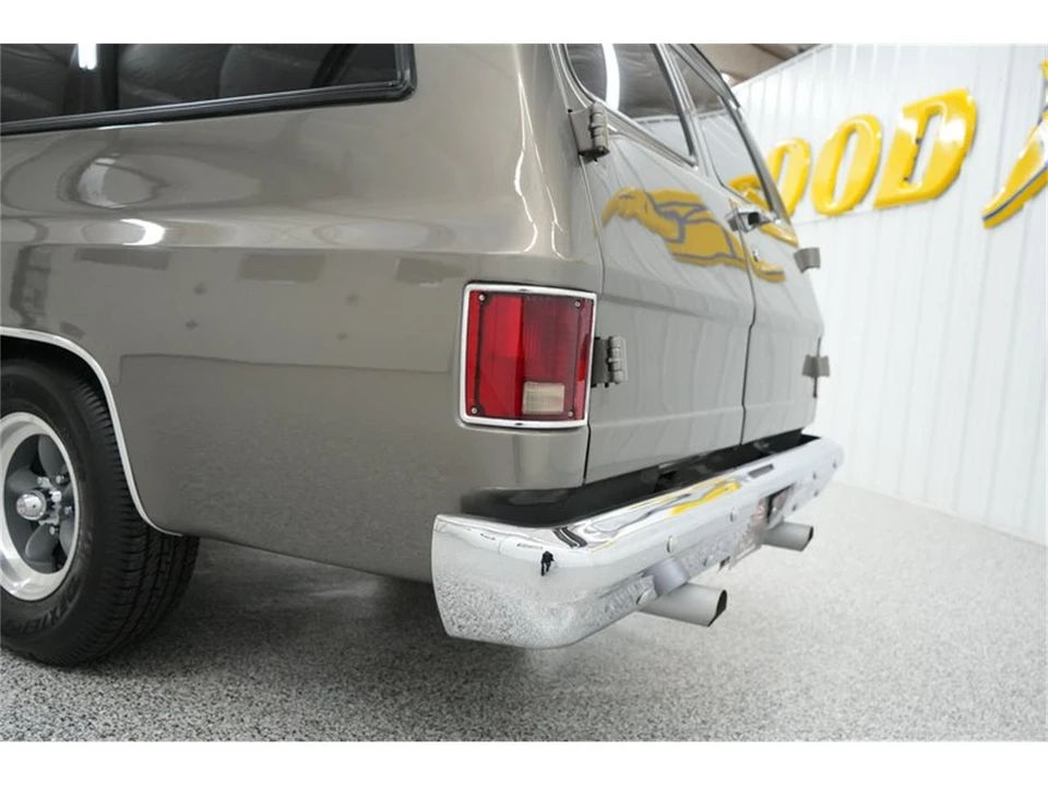 1990 GMC Suburban 7th Gen - Image 9 of 31