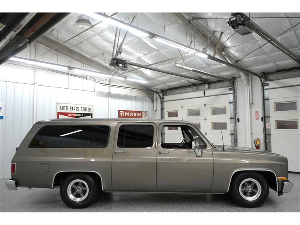 1990 GMC Suburban 7th Gen - Image 17 of 31