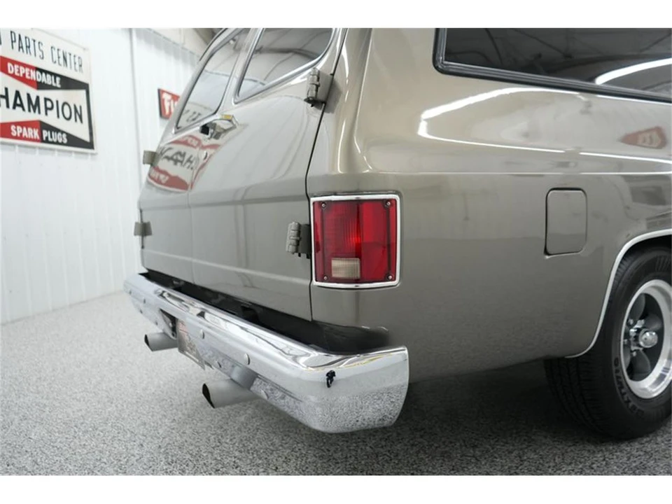 1990 GMC Suburban 7th Gen - Image 13 of 31