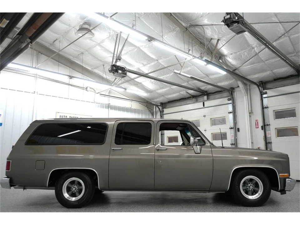 1990 GMC Suburban 7th Gen - Image 18 of 31