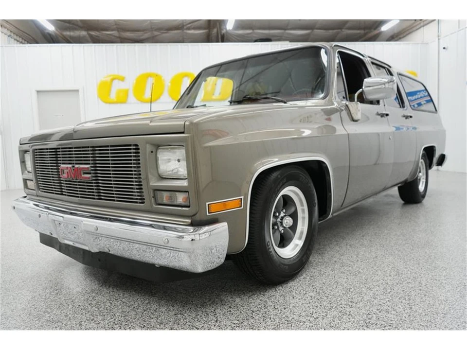 1990 GMC Suburban 7th Gen - Image 2 of 31