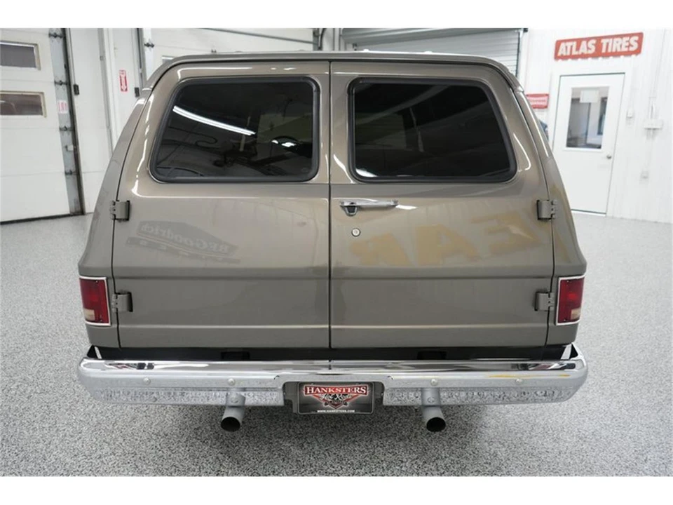 1990 GMC Suburban 7th Gen - Image 11 of 31