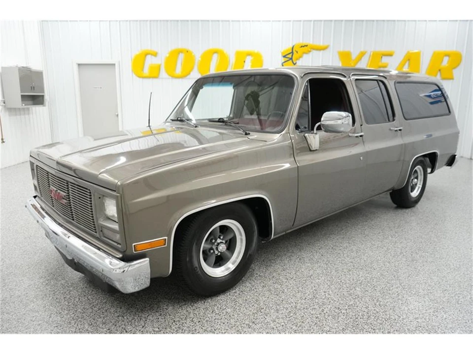 1990 GMC Suburban 7th Gen - Image 3 of 31