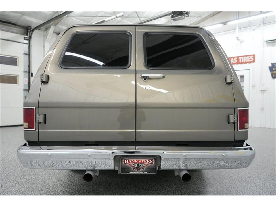 1990 GMC Suburban 7th Gen - Image 12 of 31