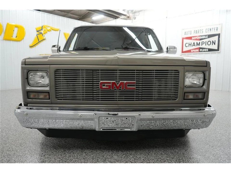 1990 GMC Suburban 7th Gen - Image 28 of 31