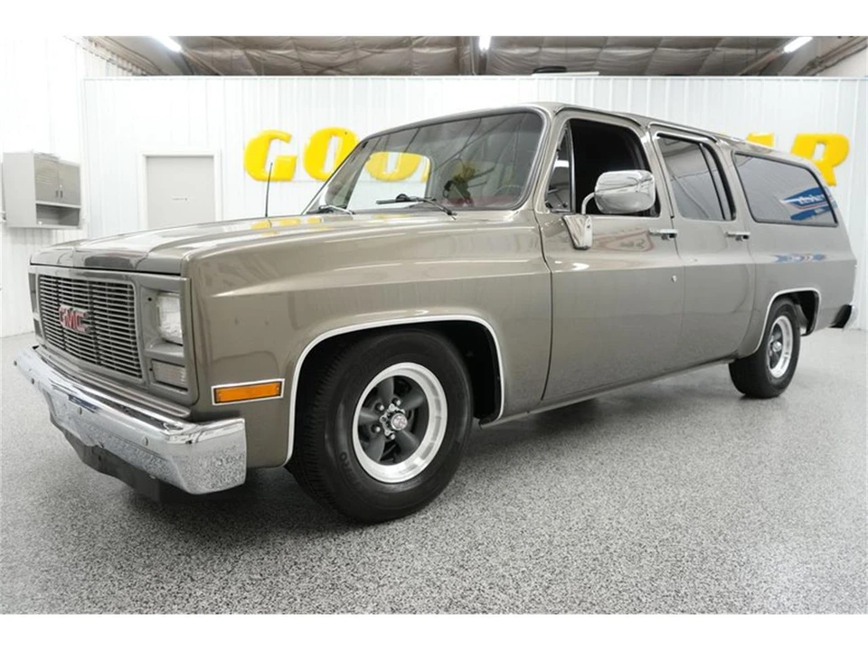 1990 GMC Suburban 7th Gen - Image 4 of 31