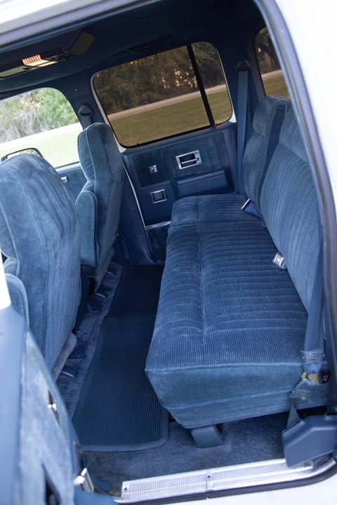1990 GMC Suburban 7th Gen - Image 9 of 13