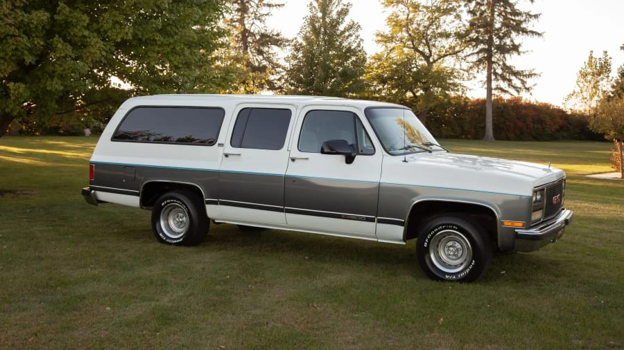 1990 GMC Suburban 7th Gen - Image 3 of 13