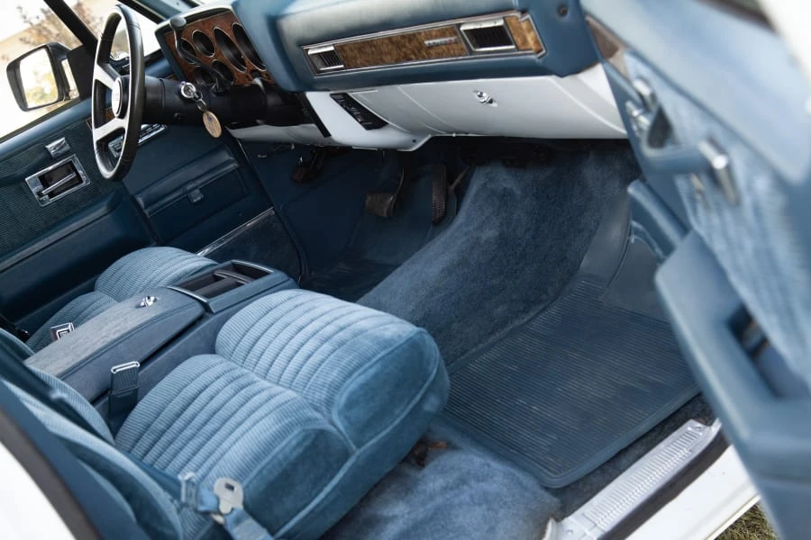 1990 GMC Suburban 7th Gen - Image 11 of 13