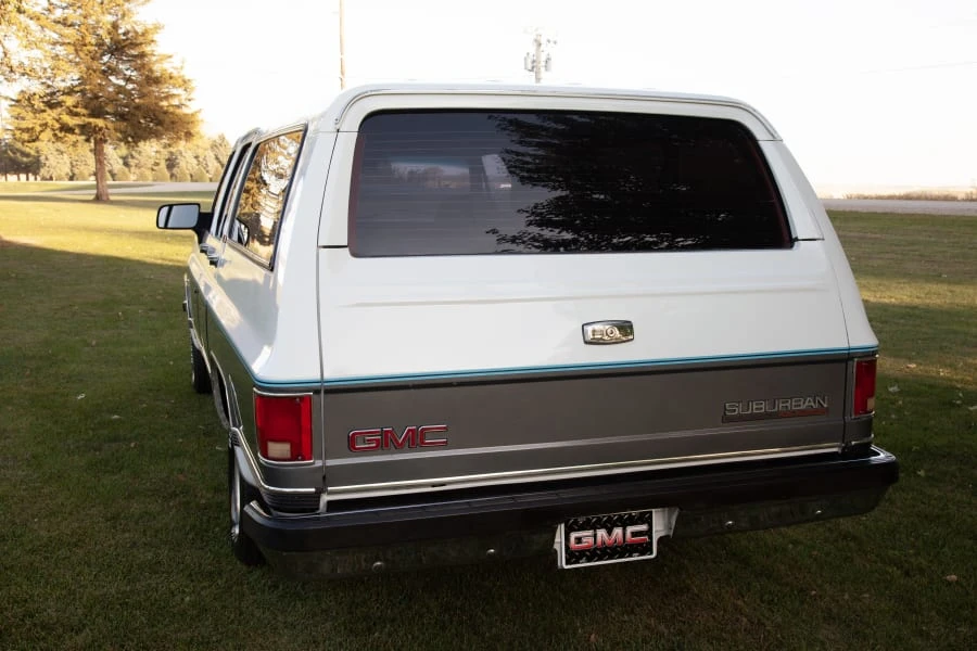 1990 GMC Suburban 7th Gen - Image 2 of 13