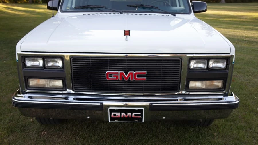 1990 GMC Suburban 7th Gen - Image 4 of 13