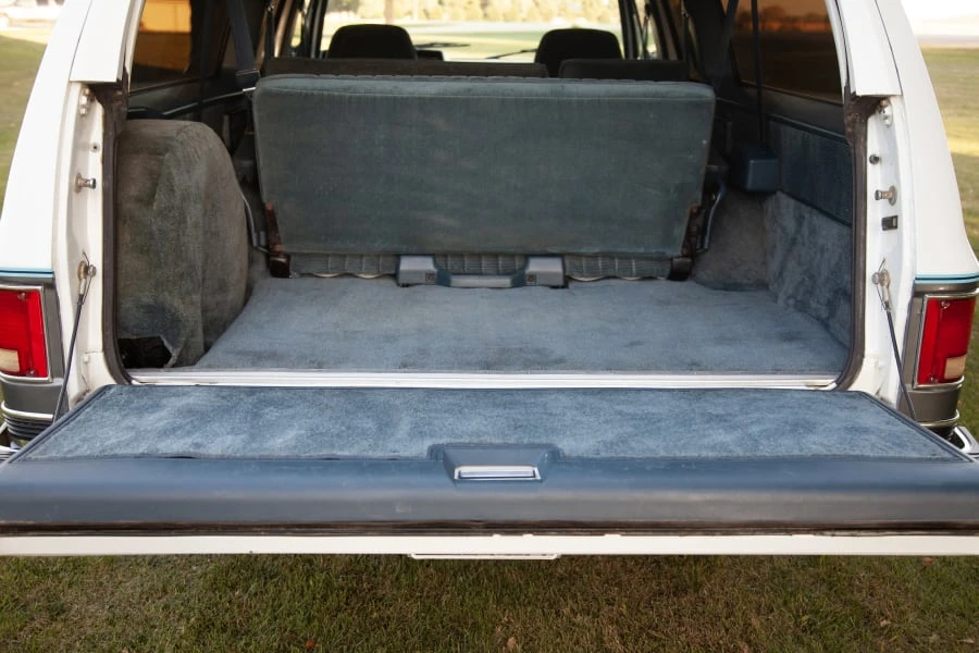 1990 GMC Suburban 7th Gen - Image 12 of 13