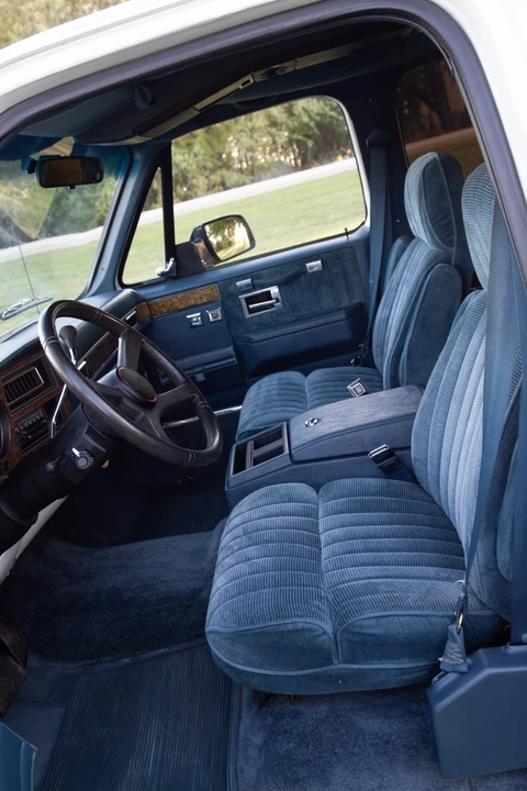 1990 GMC Suburban 7th Gen - Image 7 of 13