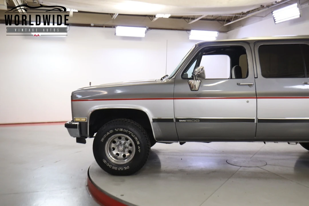 1990 GMC Suburban 7th Gen - Image 7 of 12