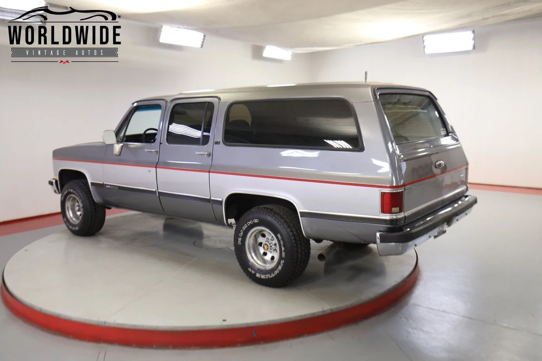 1990 GMC Suburban 7th Gen - Image 5 of 12