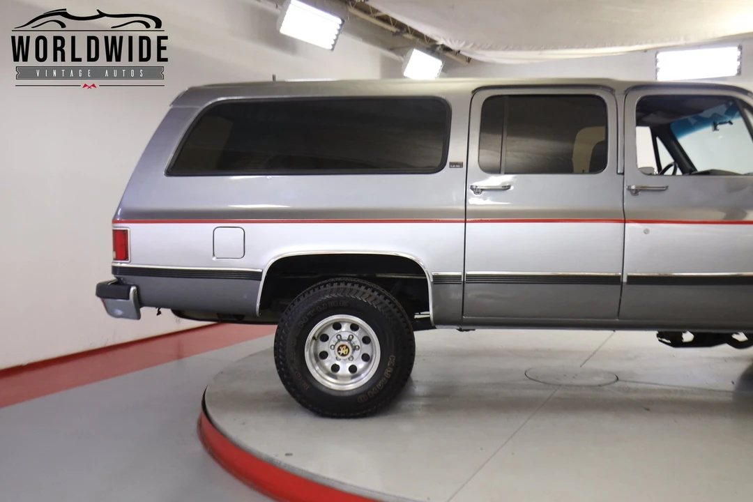 1990 GMC Suburban 7th Gen - Image 9 of 12