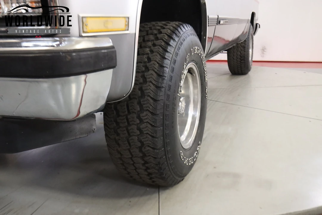 1990 GMC Suburban 7th Gen - Image 11 of 12