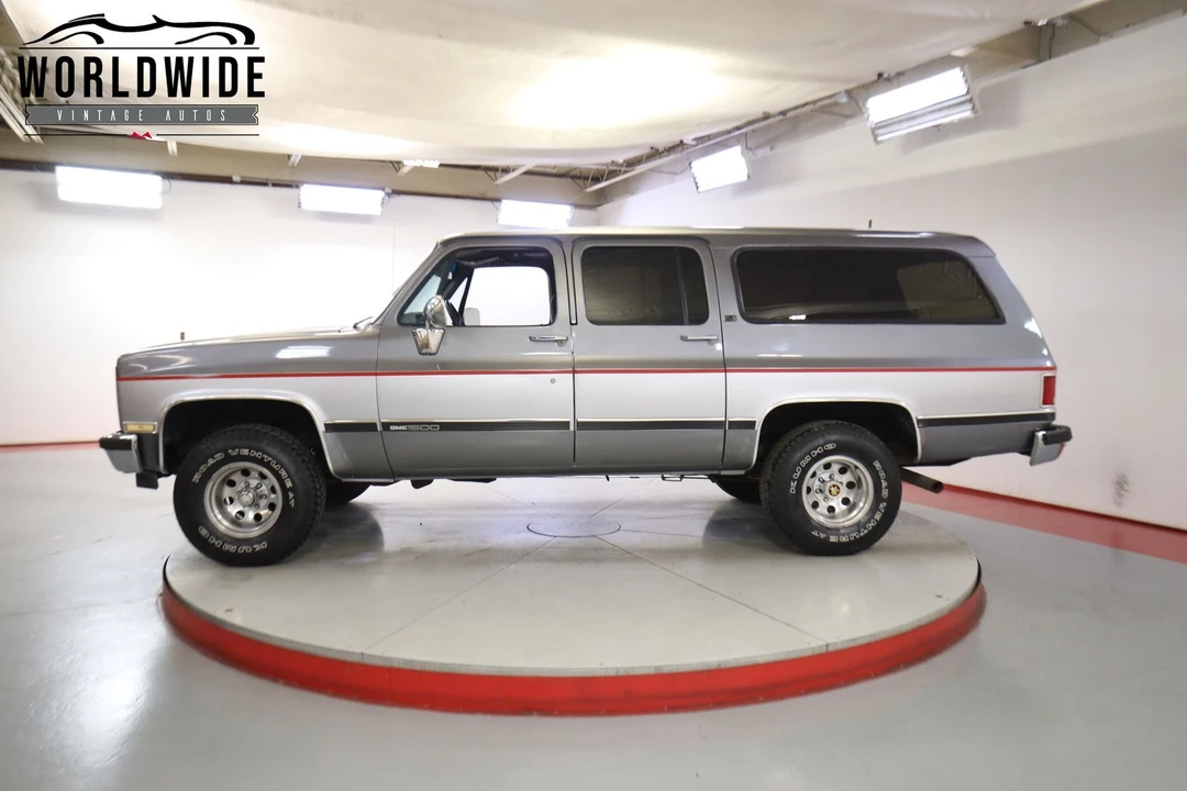 1990 GMC Suburban 7th Gen - Image 3 of 12