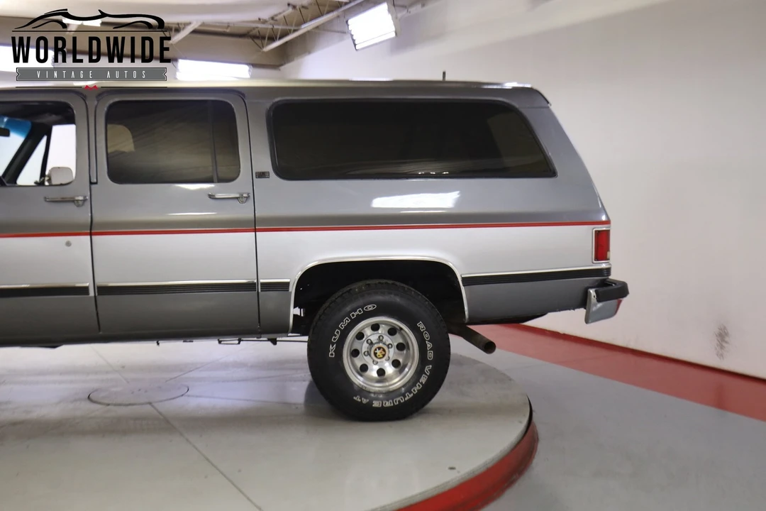 1990 GMC Suburban 7th Gen - Image 10 of 12