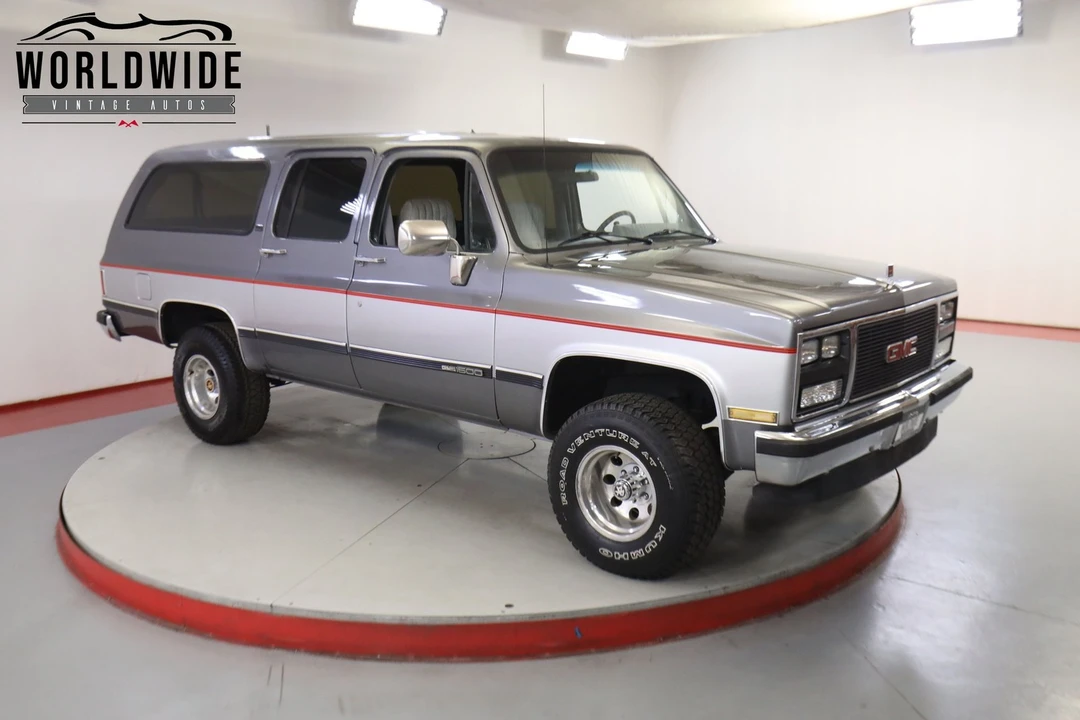 1990 GMC Suburban 7th Gen - Image 2 of 12