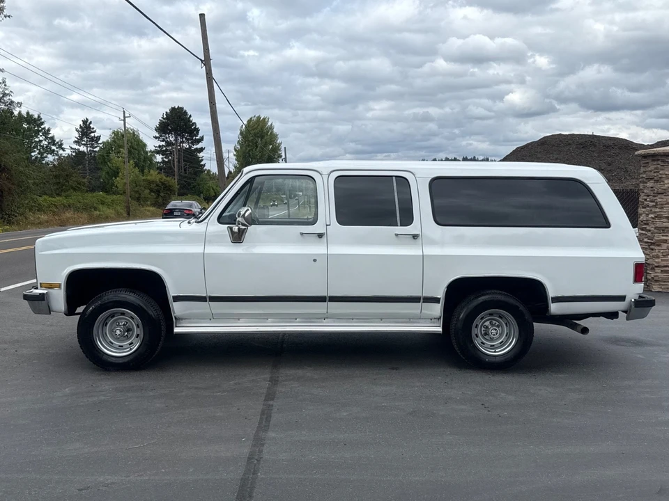 1990 GMC Suburban 7th Gen - Image 3 of 22